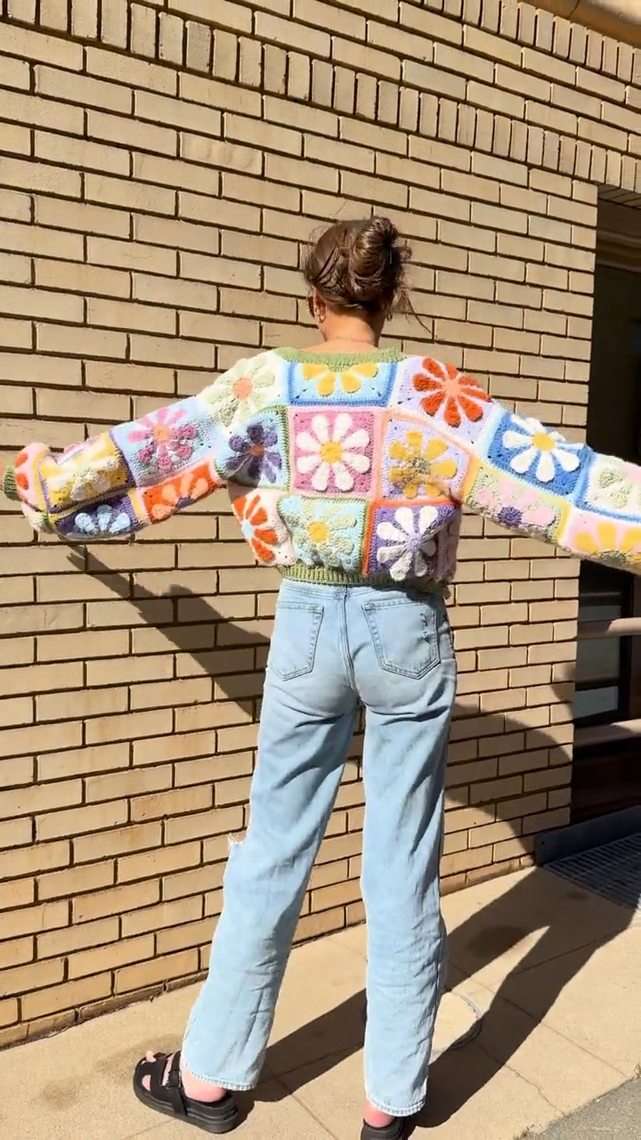 Mystery Retro Daisy Granny Square Crochet Pattern – Vintage Floral PDF Motif Design